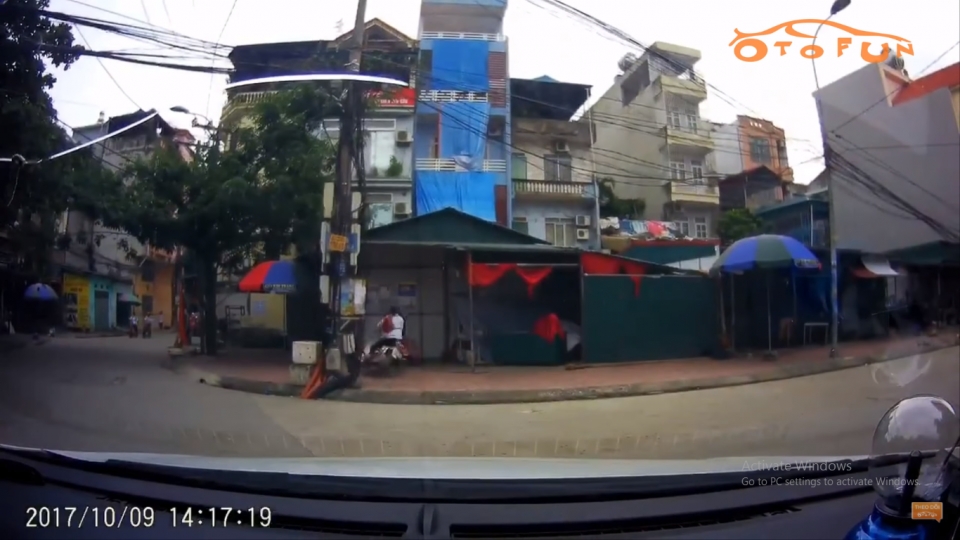 thieu quan sat hai hoc sinh lao thang vao cot dien