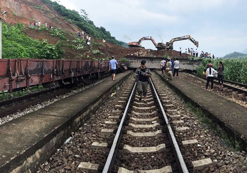 Thông đường sắt qua Yên Bái sau 3 ngày tê liệt thong duong sat qua yen bai sau 3 ngay te liet