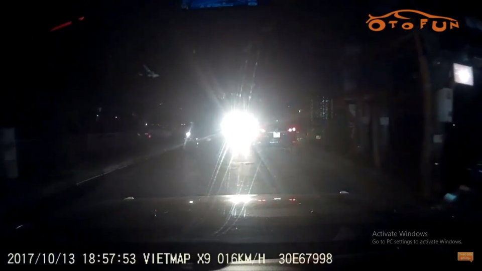 Bất bình hành động bật đèn pha gây chói mắt người đi đường bat binh hanh dong bat den pha gay choi mat nguoi di duong
