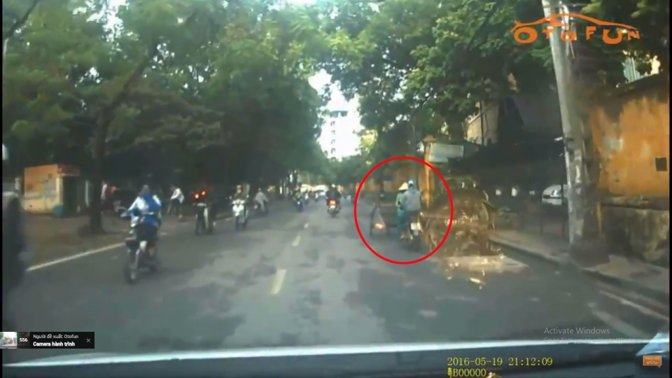 Mải mê sử dụng điện thoại, tông thẳng vào công nhân vệ sinh môi trường mai me su dung dien thoai tong thang vao cong nhan ve sinh moi truong