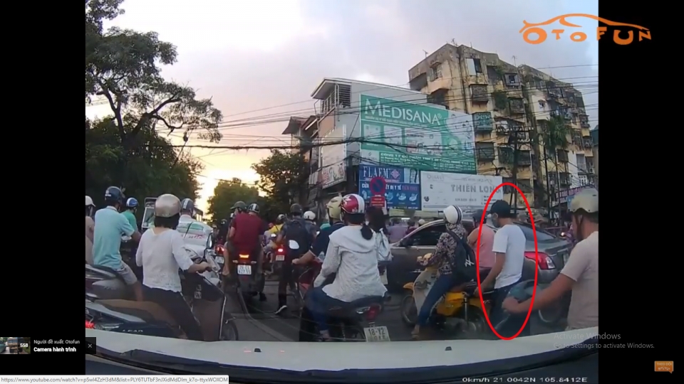 Lợi dụng sơ hở, đạo chích ngang nhiên móc túi người đi đường loi dung so ho dao chich ngang nhien moc tui nguoi di duong