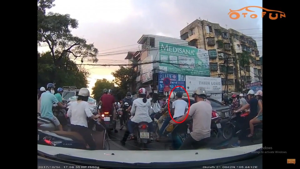 Lợi dụng sơ hở, đạo chích ngang nhiên móc túi người đi đường loi dung so ho dao chich ngang nhien moc tui nguoi di duong