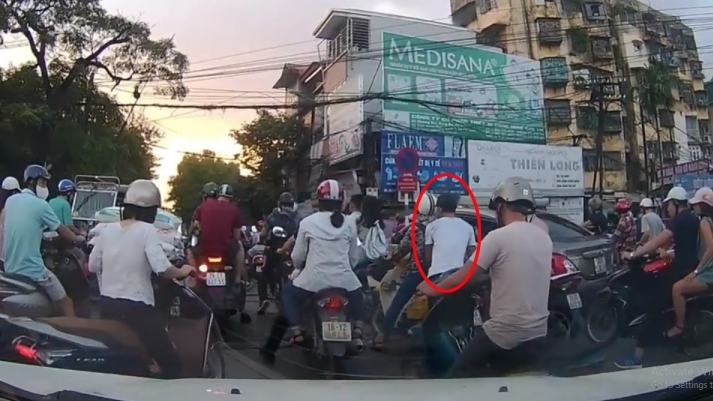 Lợi dụng sơ hở, đạo chích ngang nhiên móc túi người đi đường