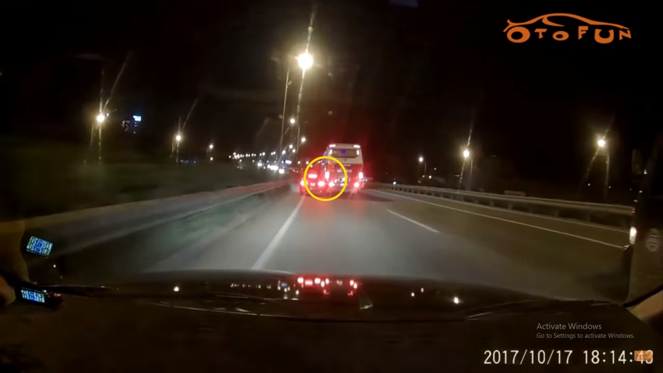 Vượt phải thiếu quan sát, xe khách va chạm với xe con vuot phai thieu quan sat xe khach va cham voi xe con