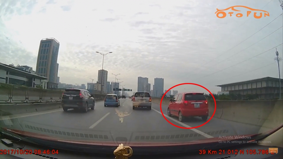 Tài xế tức tối vượt phải và tạt đầu sau khi không được nhường đường tai xe tuc toi vuot phai va tat dau sau khi khong duoc nhuong duong