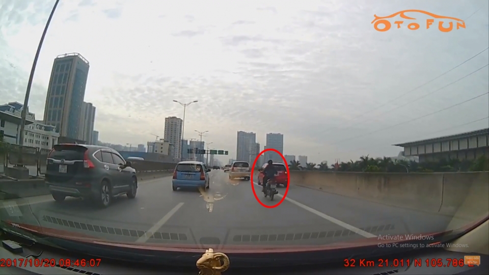 Tài xế tức tối vượt phải và tạt đầu sau khi không được nhường đường tai xe tuc toi vuot phai va tat dau sau khi khong duoc nhuong duong