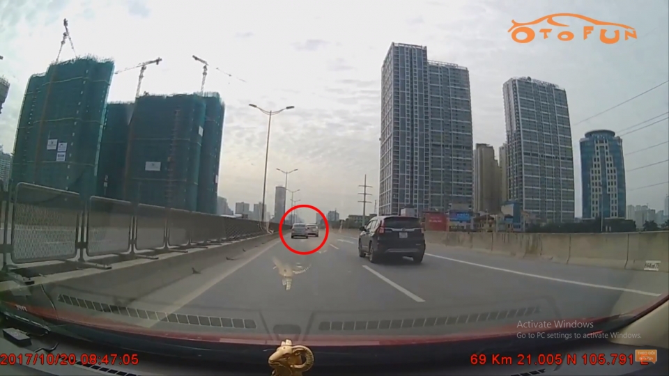 Tài xế tức tối vượt phải và tạt đầu sau khi không được nhường đường tai xe tuc toi vuot phai va tat dau sau khi khong duoc nhuong duong