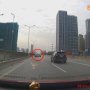 Tài xế tức tối vượt phải và tạt đầu sau khi không được nhường đường