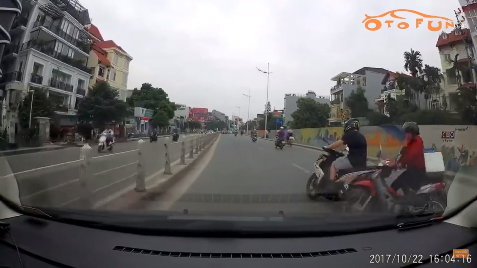 nam thanh nien bo chay sau va cham giao thong khien cong dong buc xuc