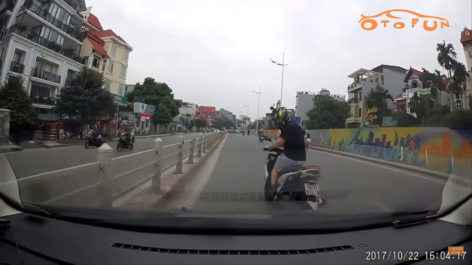 nam thanh nien bo chay sau va cham giao thong khien cong dong buc xuc
