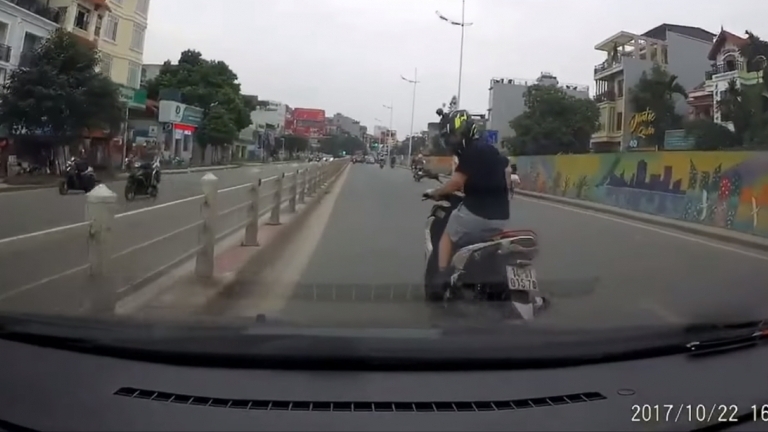 Nam thanh niên bỏ chạy sau va chạm giao thông khiến cộng đồng bức xúc