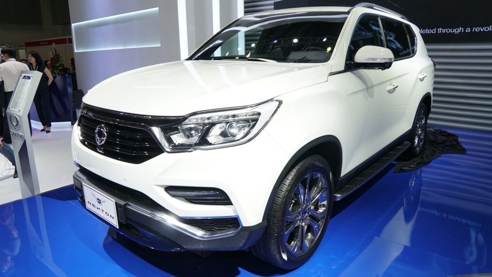 [VIMS 2017] Ssangyong trình diễn Rexton mới, đối thủ Toyota Fortuner