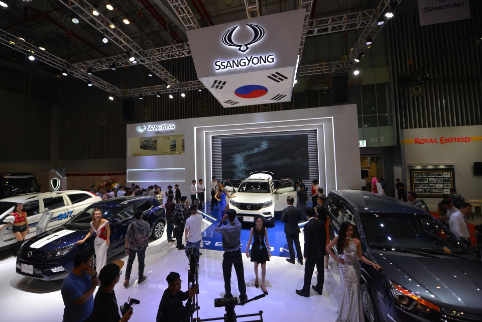 vims 2017 ssangyong mang den trien lam tron bo xe gam cao da dung va minivan