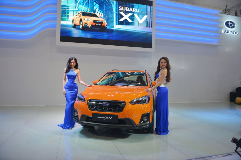 vims 2017 gian trung bay ssangyong va land rover thu hut khach tham quan