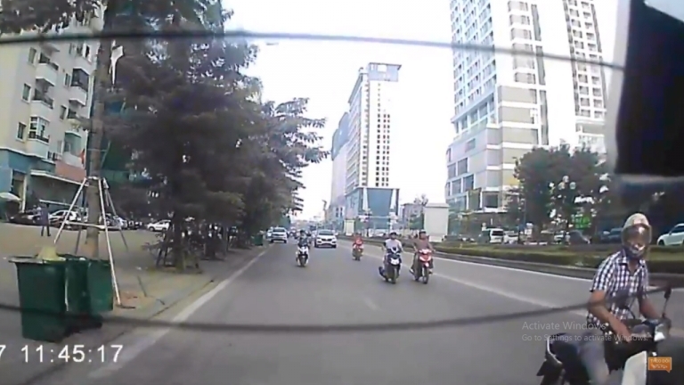 Bức xúc trước hành vi ngang ngược của người đàn ông lấn làn ngược chiều