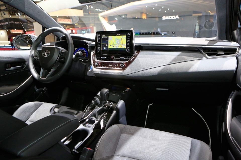 toyota corolla hybrid khoe dang an tuong tai trien lam paris
