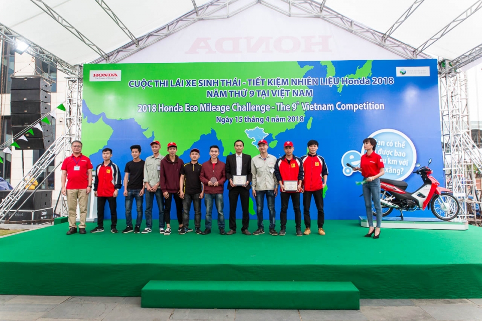 Honda tặng Wave Alpha cho trường ẵm giải nhất EMC 2019 honda tang wave alpha cho truong co hoc sinh sinh vien giat giai nhat emc 2019