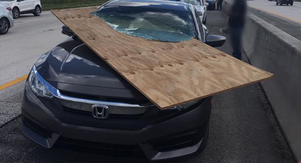 Tấm gỗ cắt đôi kính chắn gió Honda Civic trên cao tốc Mỹ go dan cat doi kinh chan gio honda civic tren cao toc my