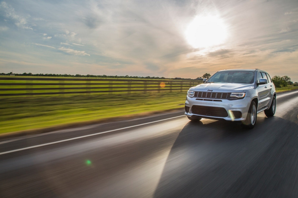 Sốc với "siêu" SUV Jeep Grand Cherokee Trackhawk 1.200 mã lực soc voi sieu suv jeep grand cherokee trackhawk 1200 ma luc cua hennessey