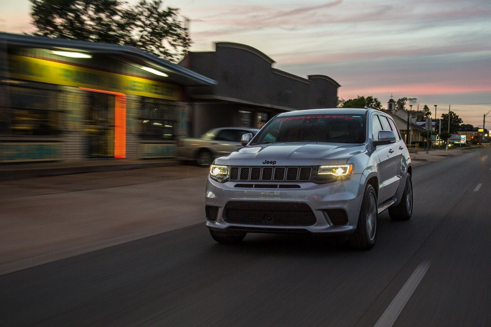 Sốc với "siêu" SUV Jeep Grand Cherokee Trackhawk 1.200 mã lực soc voi sieu suv jeep grand cherokee trackhawk 1200 ma luc cua hennessey