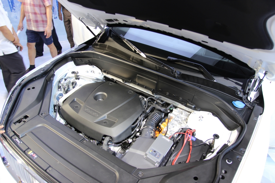 volvo trieu hoi 219000 xe vi loi ro ri nhien lieu
