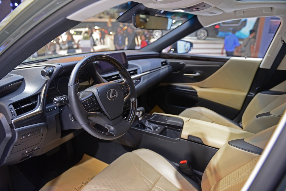 Lexus ES300h đầu tiên hiện diện ở Việt Nam lexus es300h dau tien hien dien o viet nam
