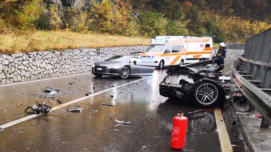 Audi R8 gãy đôi sau cú va chạm với xe van