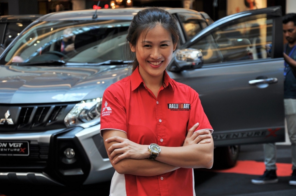 quai xe leona chin sap toi viet nam bieu dien drift tai ha noi
