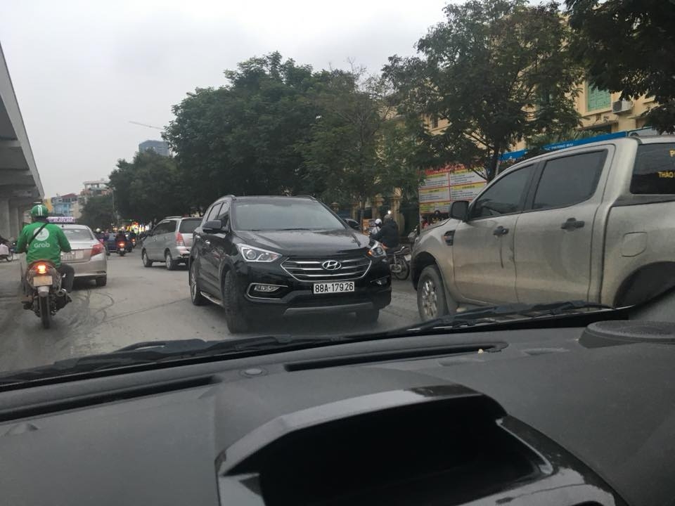 Hà Nội: Ô tô ngang nhiên đi ngược chiều giữa giờ cao điểm ha noi o to ngang nhien di nguoc chieu giua gio cao diem