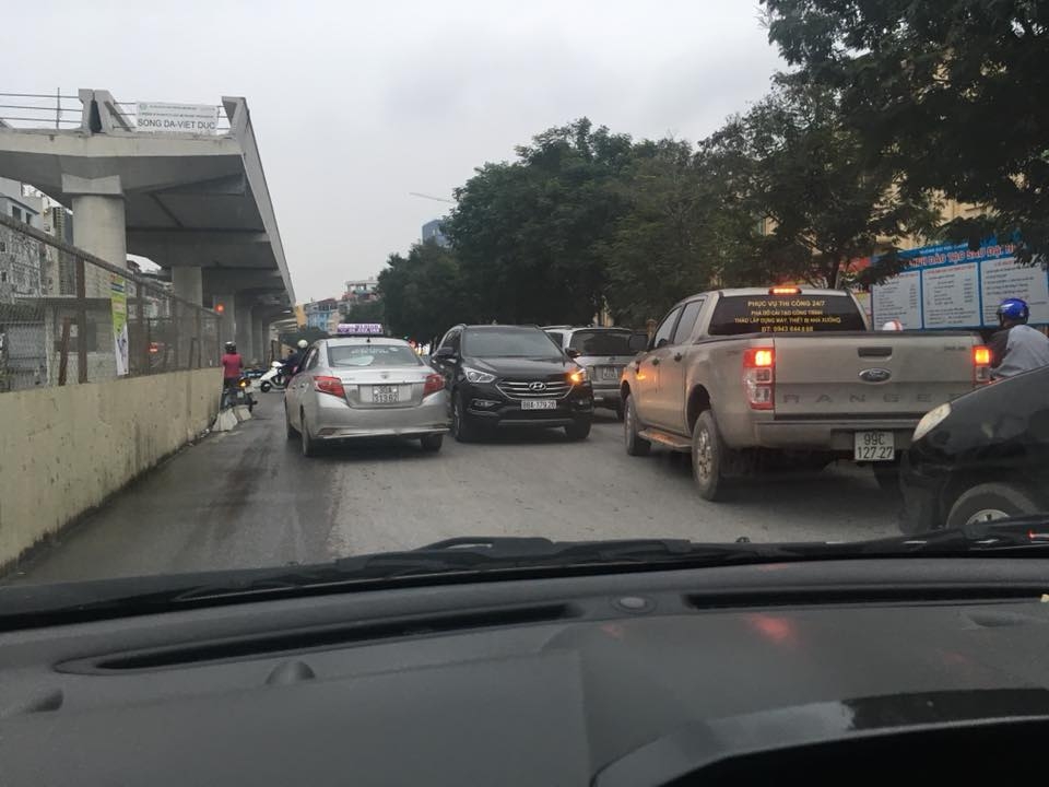 Hà Nội: Ô tô ngang nhiên đi ngược chiều giữa giờ cao điểm ha noi o to ngang nhien di nguoc chieu giua gio cao diem
