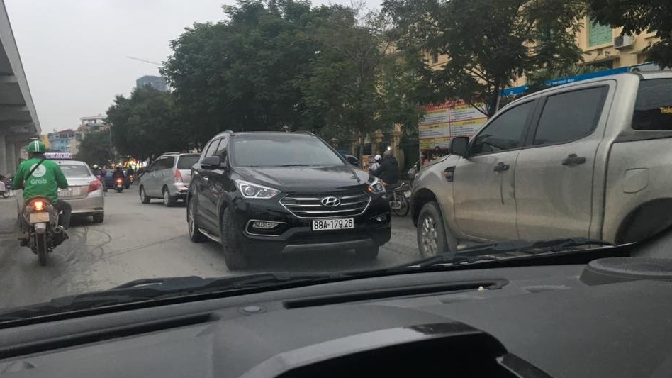 Hà Nội: Ô tô ngang nhiên đi ngược chiều giữa giờ cao điểm