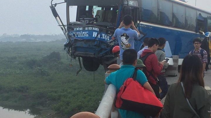 Cầu Thanh Trì ùn tắc kéo dài do tai nạn xe khách