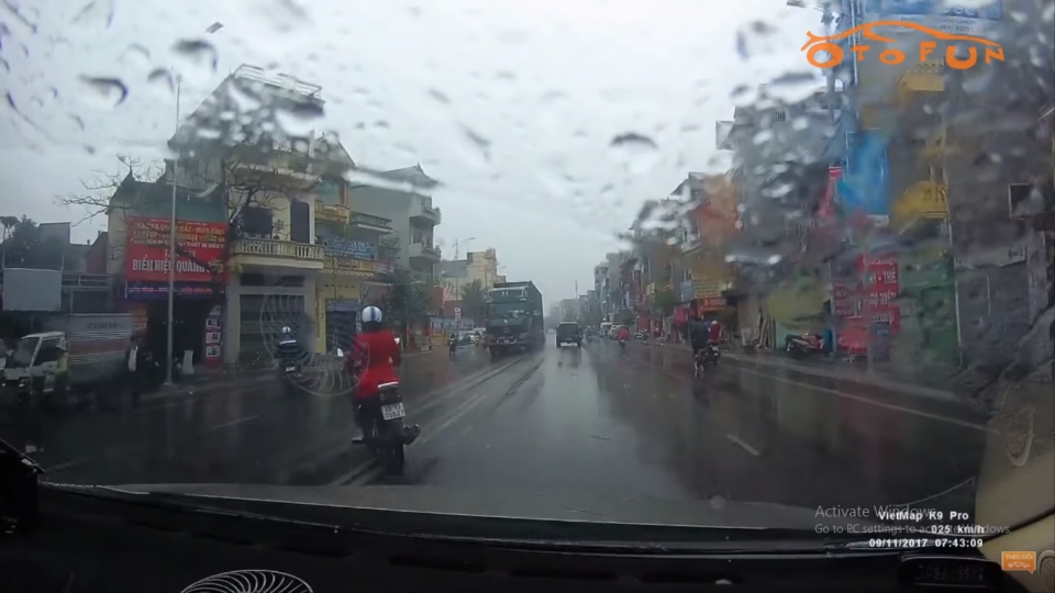 Giật mình trước tình huống cô gái sang đường phong cách "Ninja LEAD" giat minh truoc tinh huong co gai sang duong phong cach ninja lead