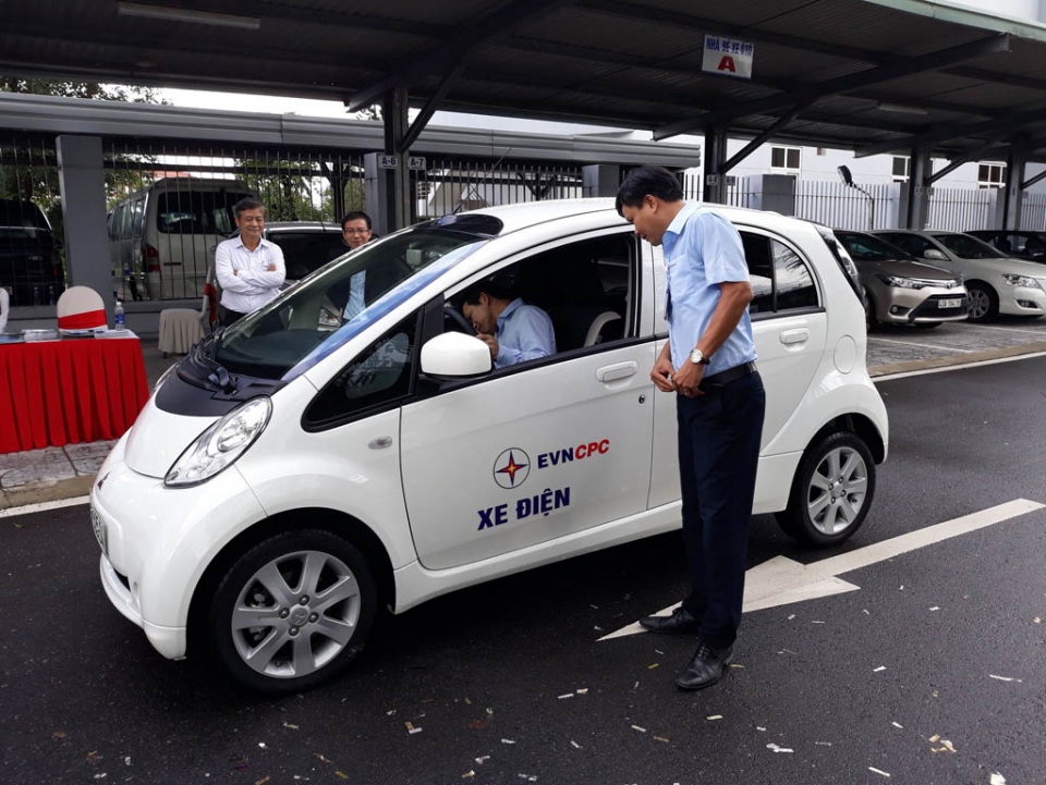 mitsubishi viet nam ban giao xe dien imiev cho tong cong ty dien luc mien trung