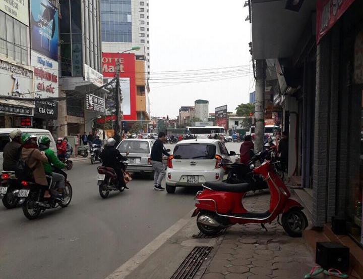 nguoi cam lai nong tinh chiec den pin va cau chuyen rui ro tren duong