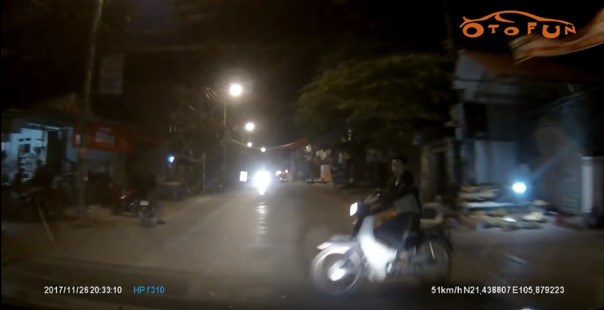 Không chú ý quan sát, "trẻ trâu" bị ô tô đâm khong chu y quan sat tre trau bi o to dam