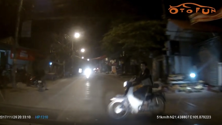 Không chú ý quan sát, "trẻ trâu" bị ô tô đâm