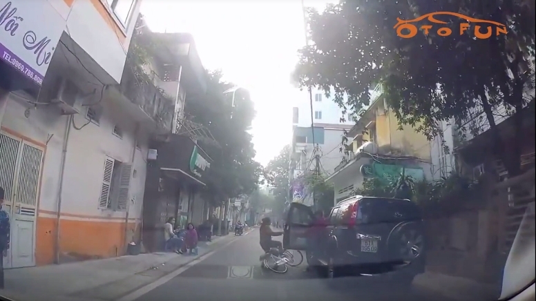 Tài xế mở cửa xe thiếu quan sát, va chạm với người đi xe đạp