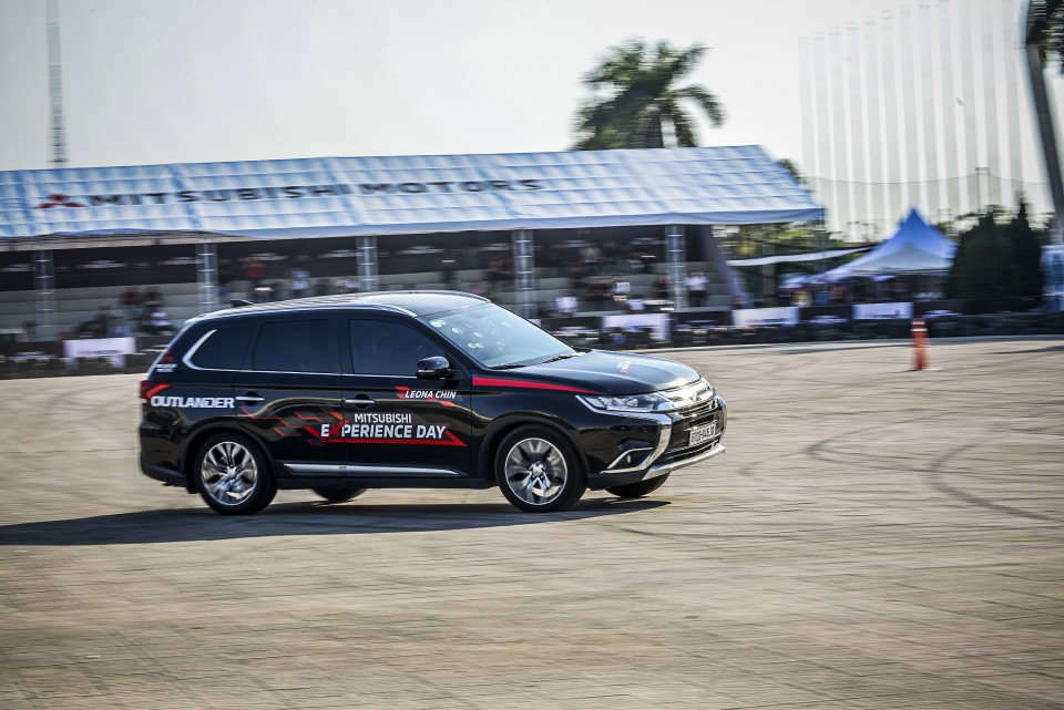 Xem nữ "quái xế" Leona Chin trổ tài drift da mat voi man tro tai drift cua nu quai xe leona chin