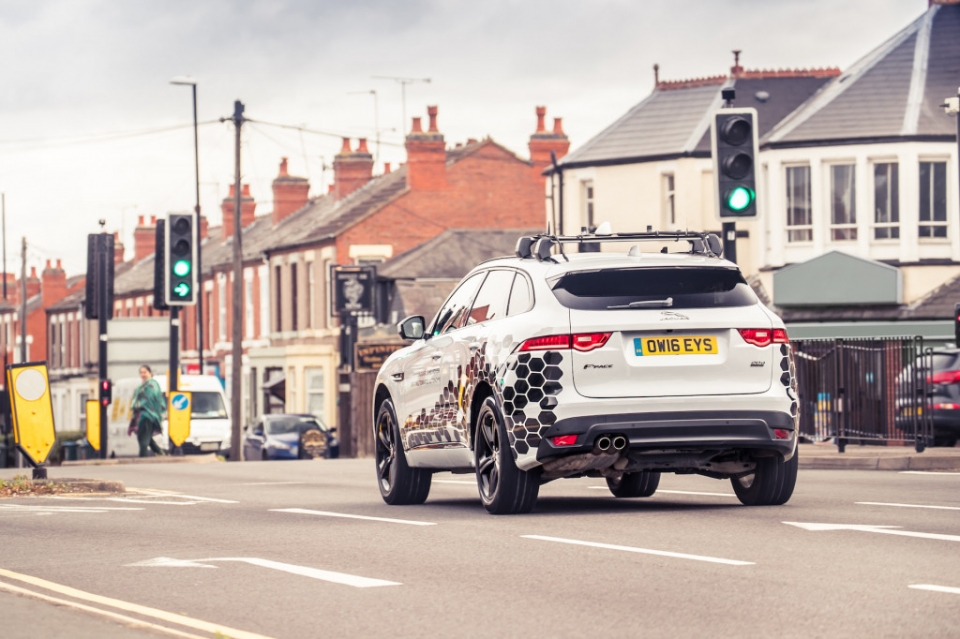Xe Jaguar Land Rover có thể "giao tiếp" với đèn giao thông xe jaguar land rover co the giao tiep voi den giao thong