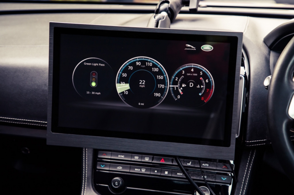 Xe Jaguar Land Rover có thể "giao tiếp" với đèn giao thông xe jaguar land rover co the giao tiep voi den giao thong