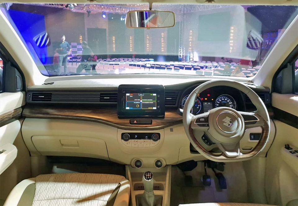 suzuki ertiga the he thu hai ra mat tai an do voi hai tuy chon dong co