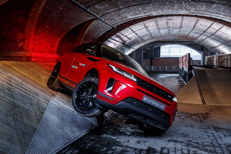 Range Rover Evoque 2019 ra mắt với cảm hứng thiết kế từ Velar land rover cong bo range rover evoque 2019 voi thiet ke lay cam hung tu velar