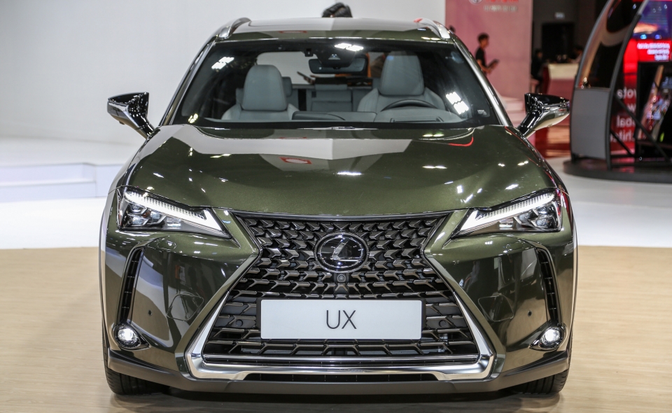 lexus ux trinh lang dong nam a voi hop so 10 cap