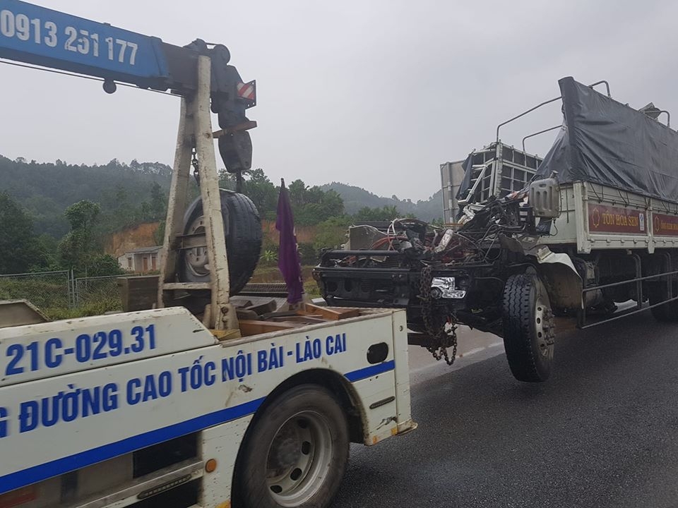 Tai nạn nghiêm trọng giữa 3 ô tô trên cao tốc Hà Nội - Lào Cai tai nan nghiem trong giua 3 o to tren cao toc ha noi lao cai