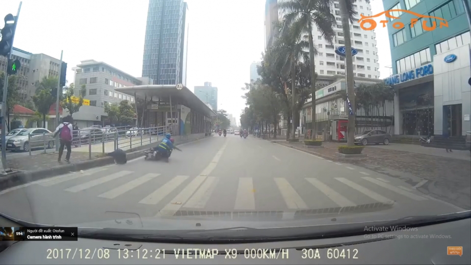 Phóng nhanh vượt đèn đỏ, xe máy đâm vào hai em nhỏ sang đường phong nhanh vuot den do xe may dam vao hai em nho sang duong