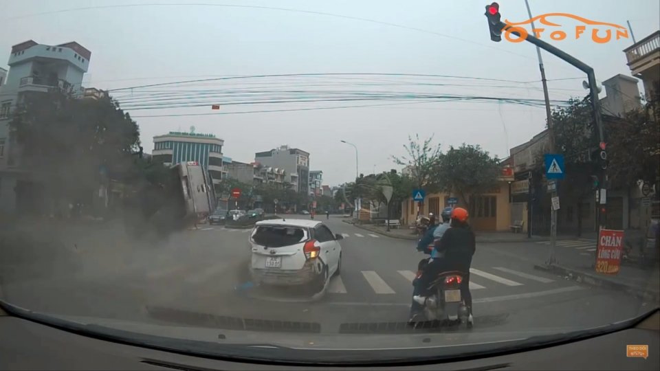 Kinh hoàng cảnh xe bán tải lộn nhào, bay qua giữa ngã tư kinh hoang canh xe ban tai lon nhao bay qua giua nga tu