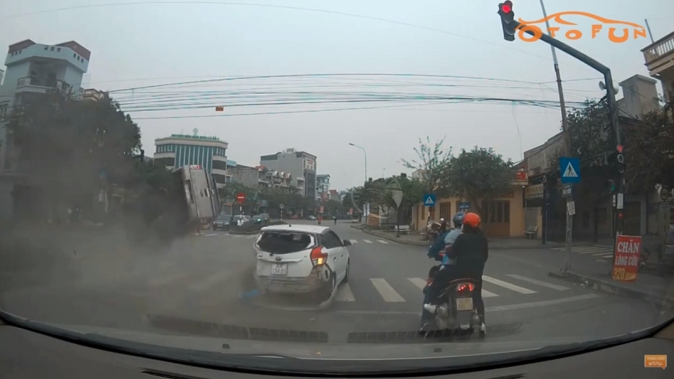 Kinh hoàng cảnh xe bán tải lộn nhào, bay qua giữa ngã tư