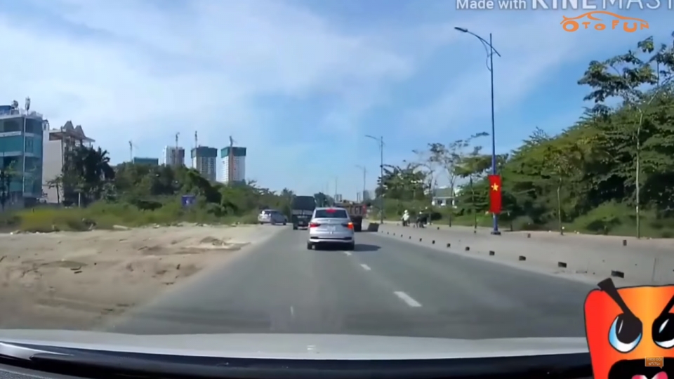 TP Hồ Chí Minh: Không làm chủ tốc độ, xe tải lao xuống mương tp ho chi minh khong lam chu toc do xe tai lao xuong muong