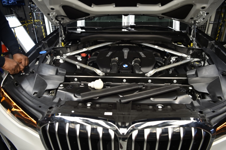 he lo hinh anh bmw x7 tren day chuyen san xuat